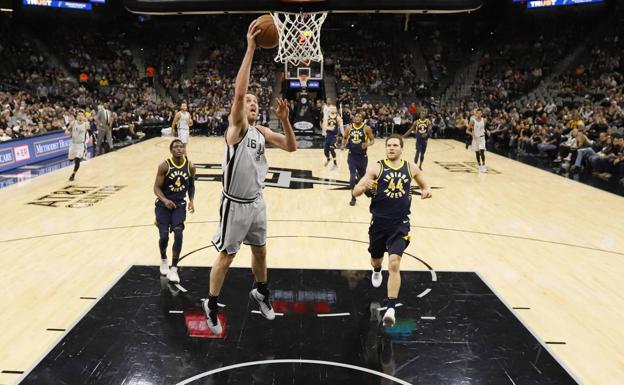 Pau Gasol anota una canasta durante el partido. 