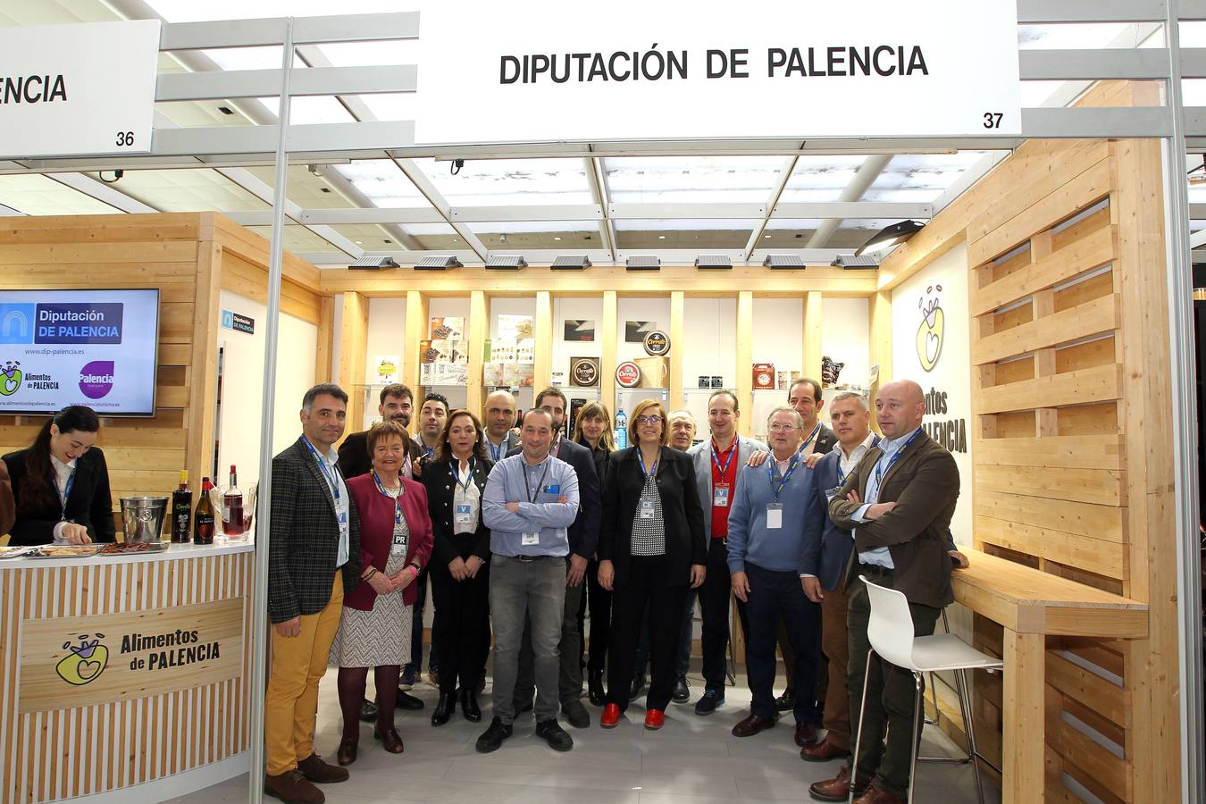 La presidenta de la Diputación de Palencia, Ángeles Armisén, visita el expositor de Palencia.