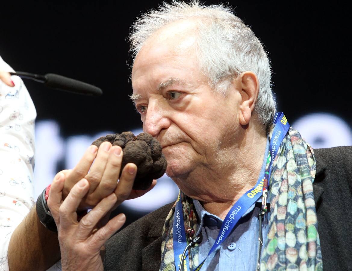 El cocinero Juan María Arzak, oliendo una de las trufas negras de Soria que se subastaban en el certamen.