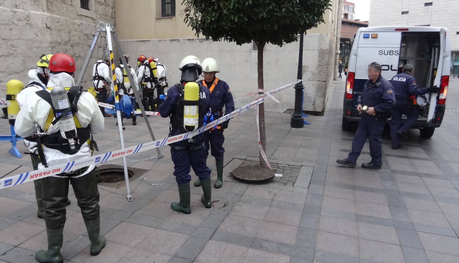 Bomberos, policías y técnicos inspeccionan el tramo del siglo XIX del ramal norte del río | El Ayuntamiento estudia abrir al público las bóvedas histórica en este trazado