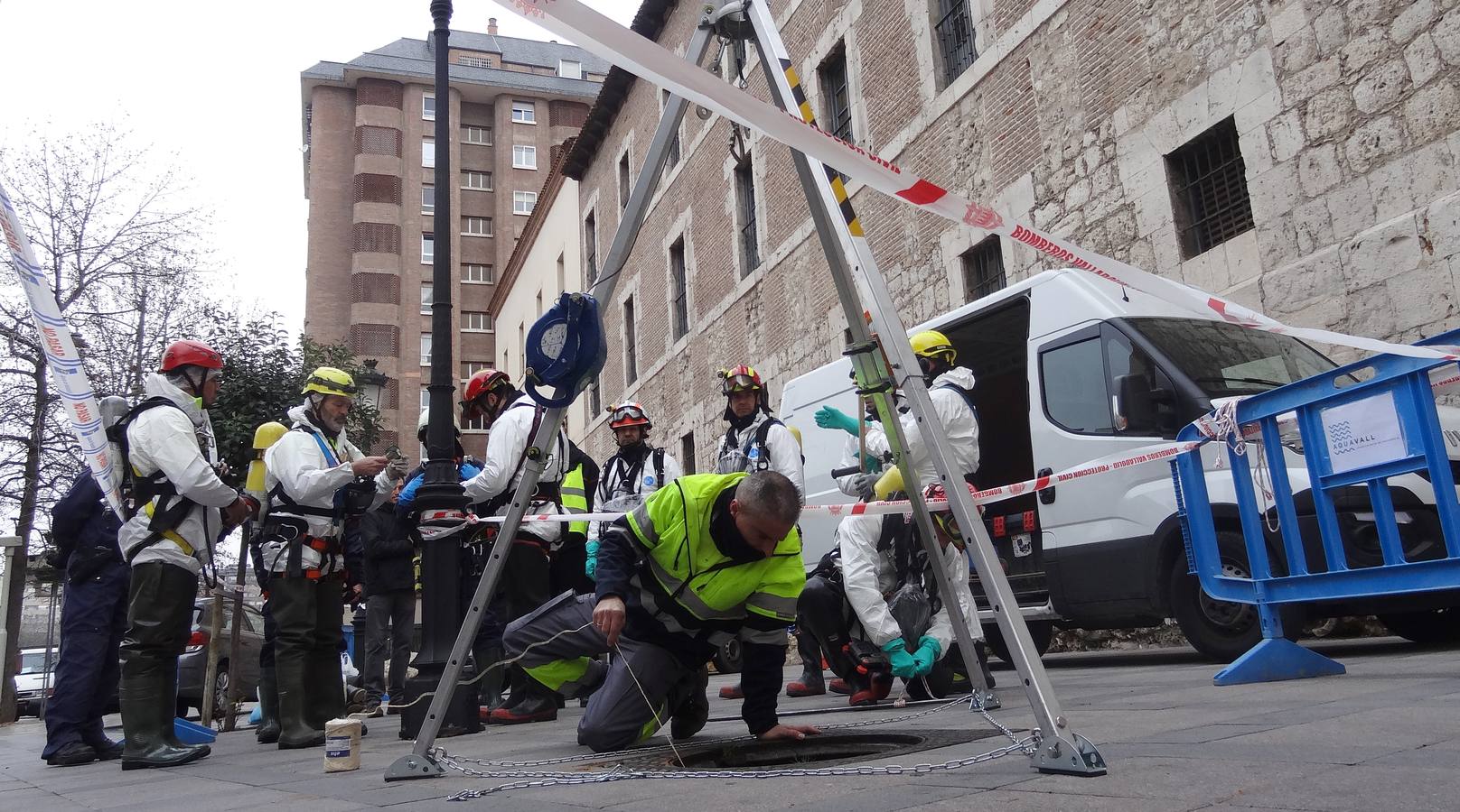 Bomberos, policías y técnicos inspeccionan el tramo del siglo XIX del ramal norte del río | El Ayuntamiento estudia abrir al público las bóvedas histórica en este trazado