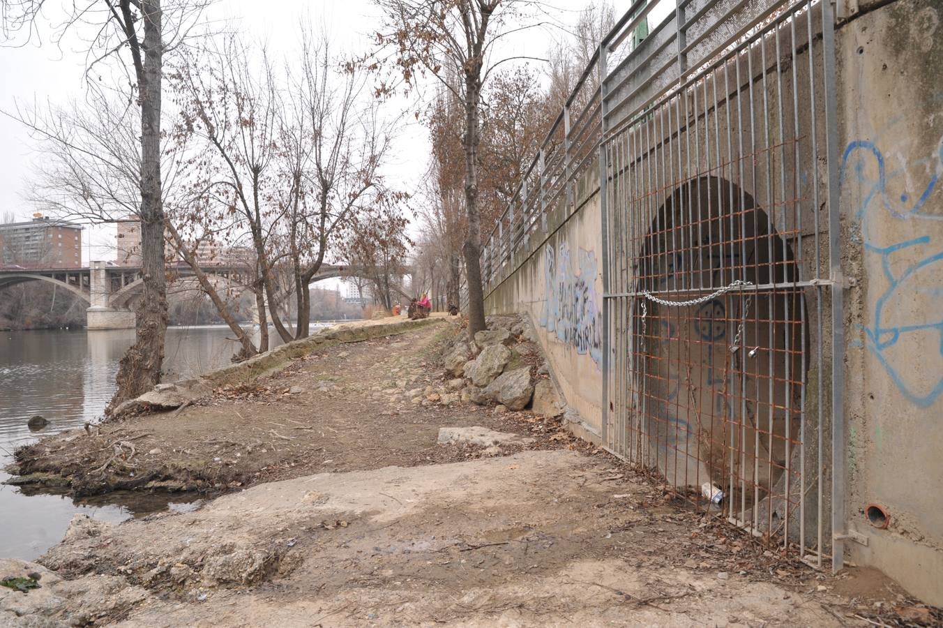 Bomberos, policías y técnicos inspeccionan el tramo del siglo XIX del ramal norte del río | El Ayuntamiento estudia abrir al público las bóvedas histórica en este trazado