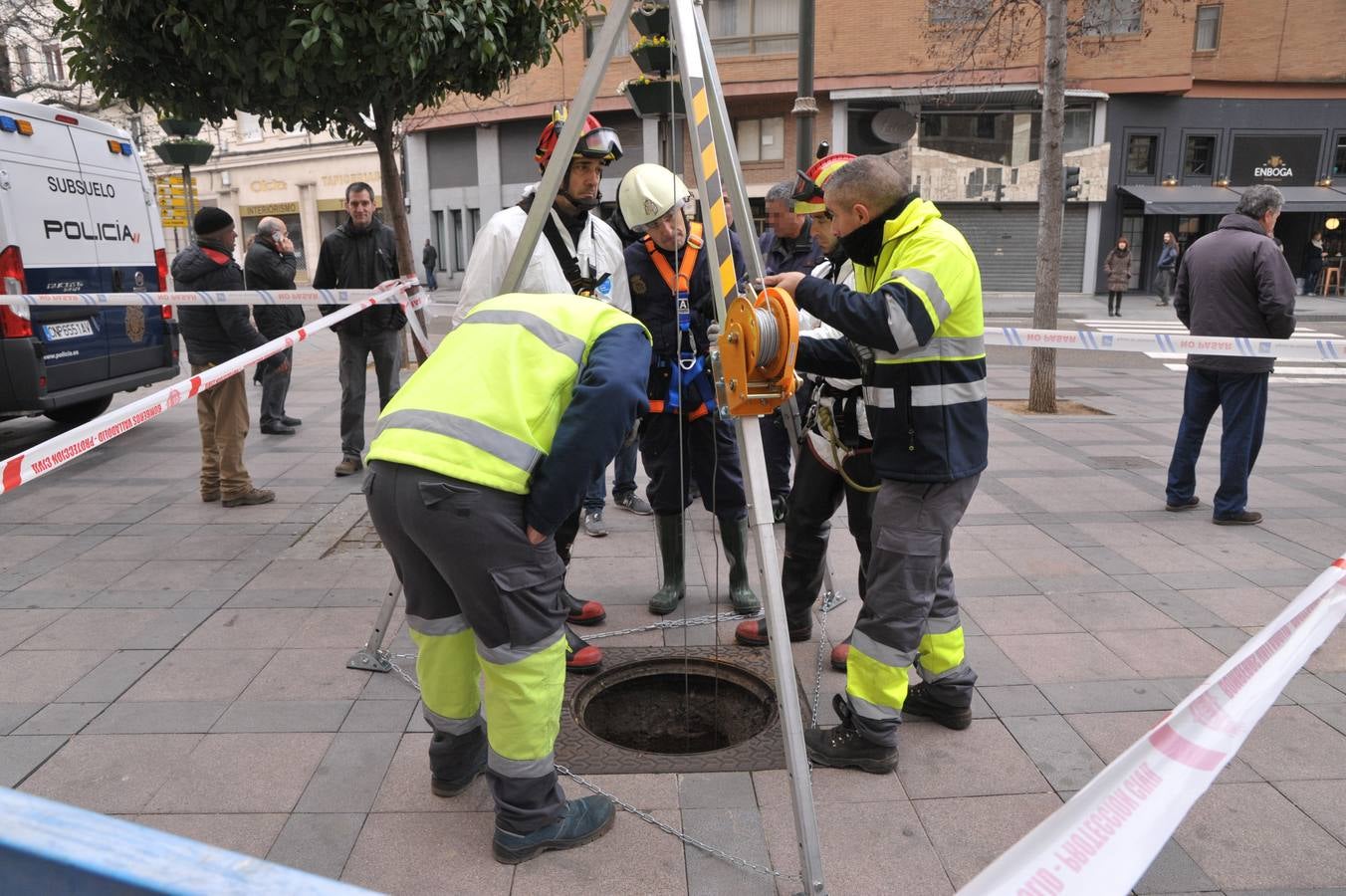 Bomberos, policías y técnicos inspeccionan el tramo del siglo XIX del ramal norte del río | El Ayuntamiento estudia abrir al público las bóvedas histórica en este trazado