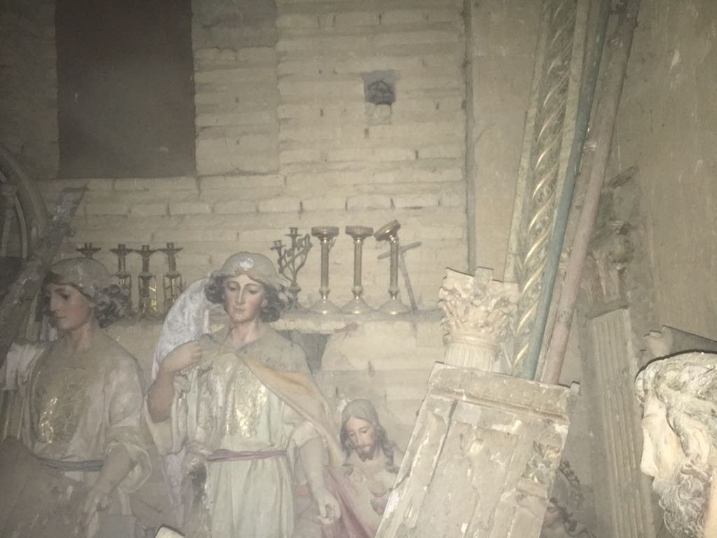 Una reforma en el templo ha permitido recuperar varias piezas que estaban emparedadas junto al salón donde se celebra la catequesis, que se pudieron guardar para preservarlas de posibles robos