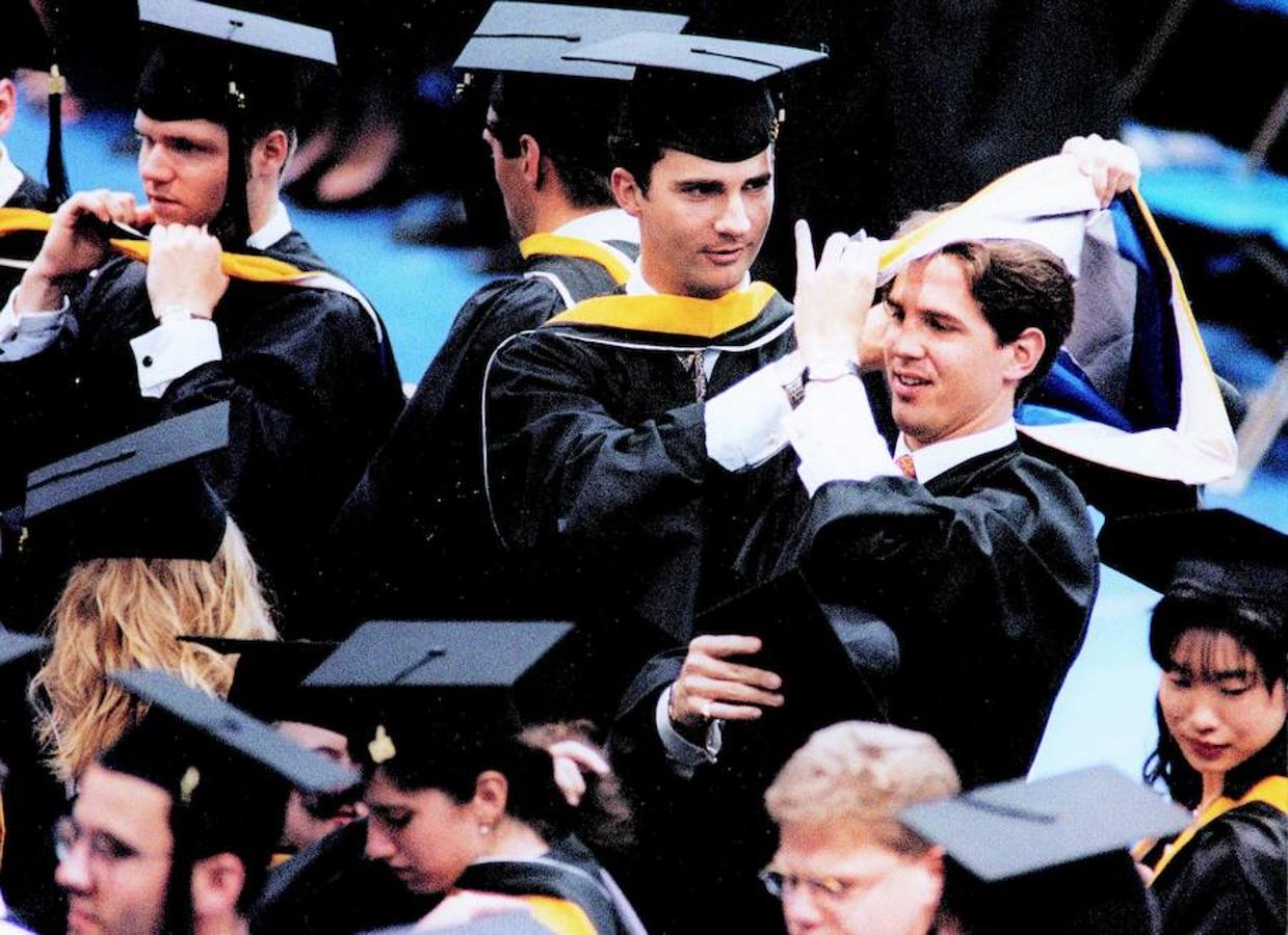 De septiembre de 1993 a mayo de 1995 estudió un master en Relaciones Internacionales en la Universidad de Georgetown en Estados Unidos. FEn la imagen, Felipe de Borbon y Grecia, principe de España, durante su graduación en junto a Pablo de Grecia. 