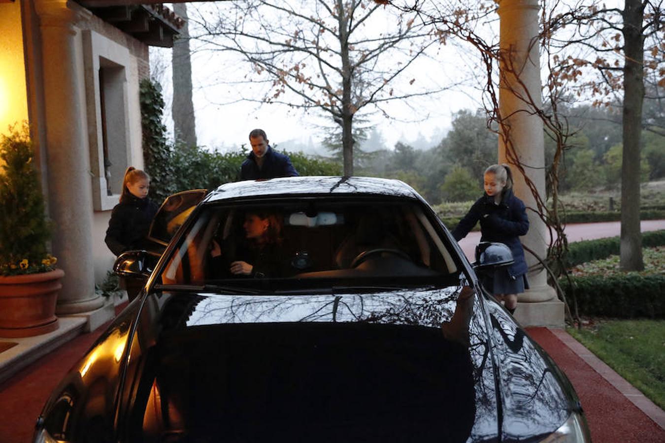 Con motivo de su 50 cumpleaños, Felipe VI abre por primera vez las puertas de su residencia en el complejo del palacio de la Zarzuela para mostrar su día a día más familiar, junto a la Reina y sus hijas la Princesa Leonor y la infanta Sofía. 