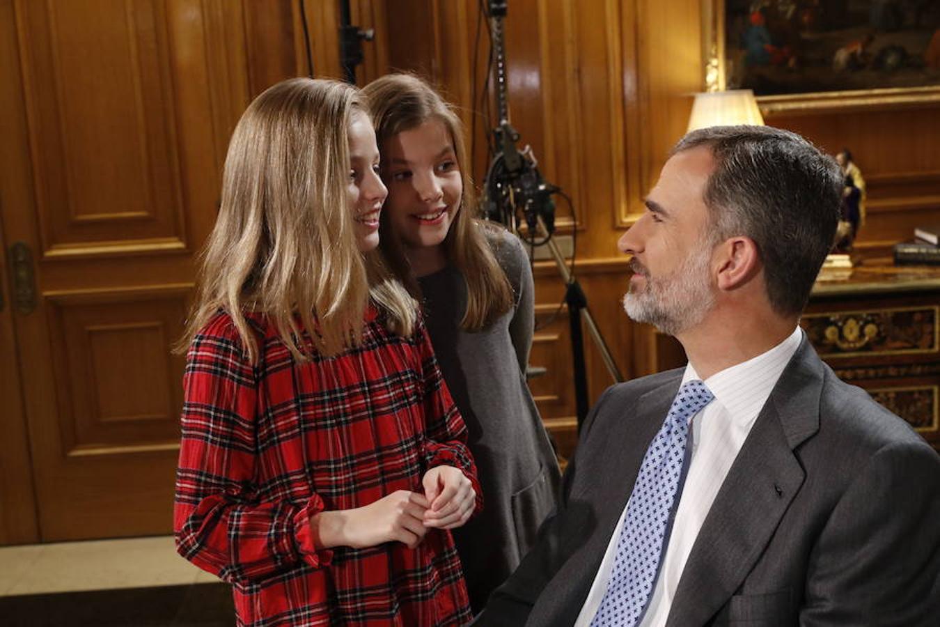 Con motivo de su 50 cumpleaños, Felipe VI abre por primera vez las puertas de su residencia en el complejo del palacio de la Zarzuela para mostrar su día a día más familiar, junto a la Reina y sus hijas la Princesa Leonor y la infanta Sofía. 