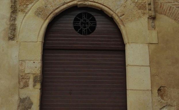 Puerta de metal en la iglesia de San Miguel de Villalon de Campos. 
