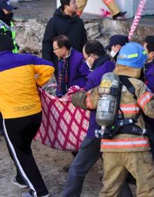 Imagen secundaria 2 - Más de 40 personas han fallecido en el incendio.