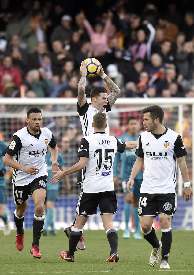 El Real Madrid venció a domicilio por 1-4 al Valencia en Mestalla en la jornada 21 del campeonato liguero. Cristiano anotó un doblete de penalti y Mina recortó distancias pero los goles de Marcelo y Kroos terminaron por dar la victoria al cuadro blanco.