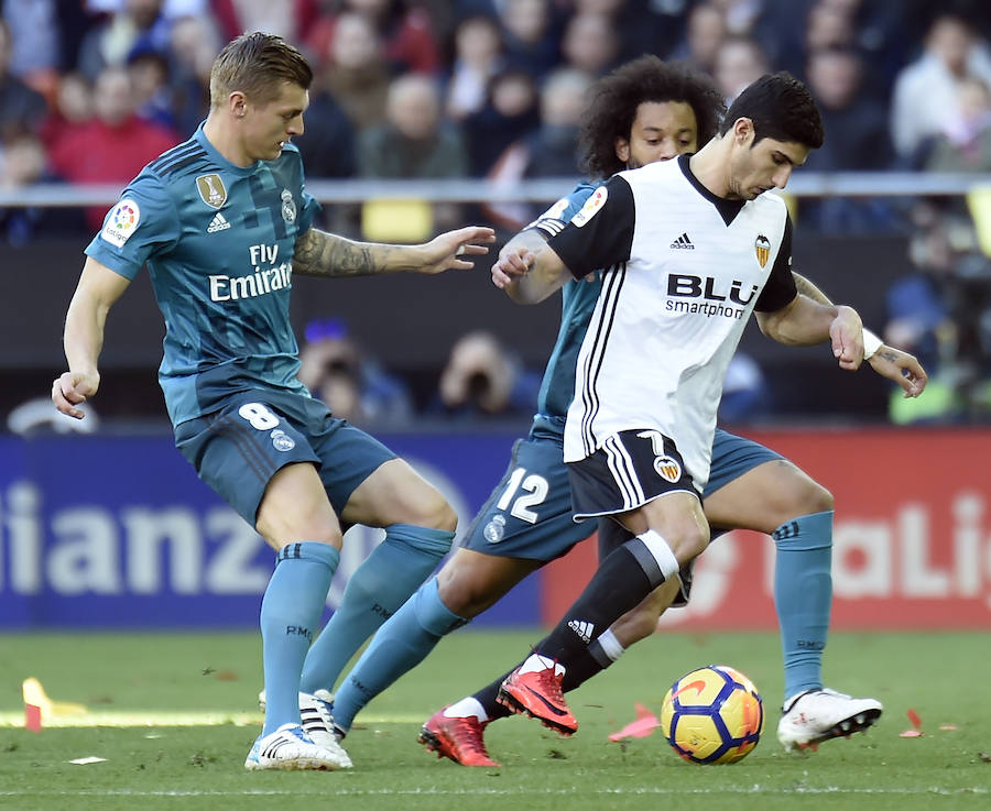 El Real Madrid venció a domicilio por 1-4 al Valencia en Mestalla en la jornada 21 del campeonato liguero. Cristiano anotó un doblete de penalti y Mina recortó distancias pero los goles de Marcelo y Kroos terminaron por dar la victoria al cuadro blanco.