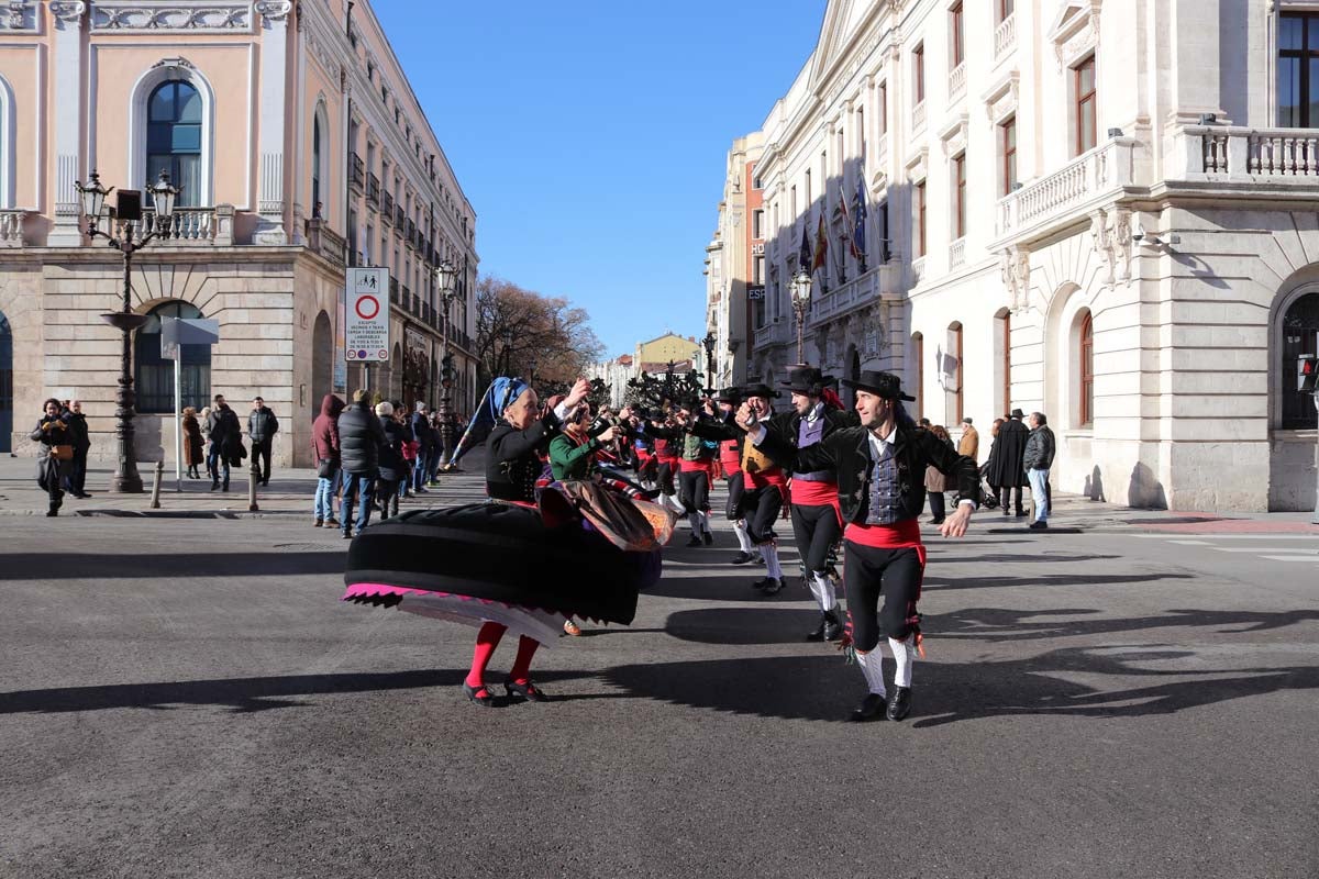 Miles de burgaleses honran a San Lesmes, patrón de la ciduad, en un soleado día en el que no faltan ni la tradición ni los roscos.