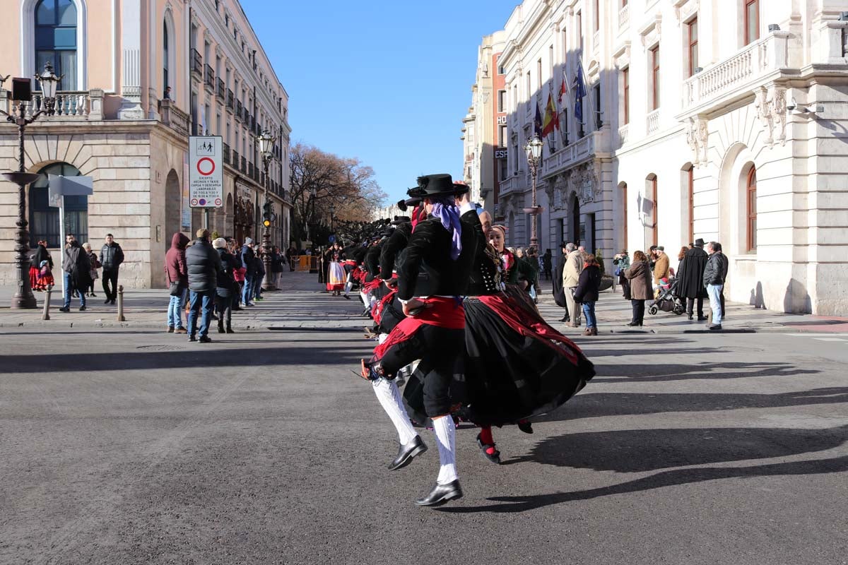 Miles de burgaleses honran a San Lesmes, patrón de la ciduad, en un soleado día en el que no faltan ni la tradición ni los roscos.