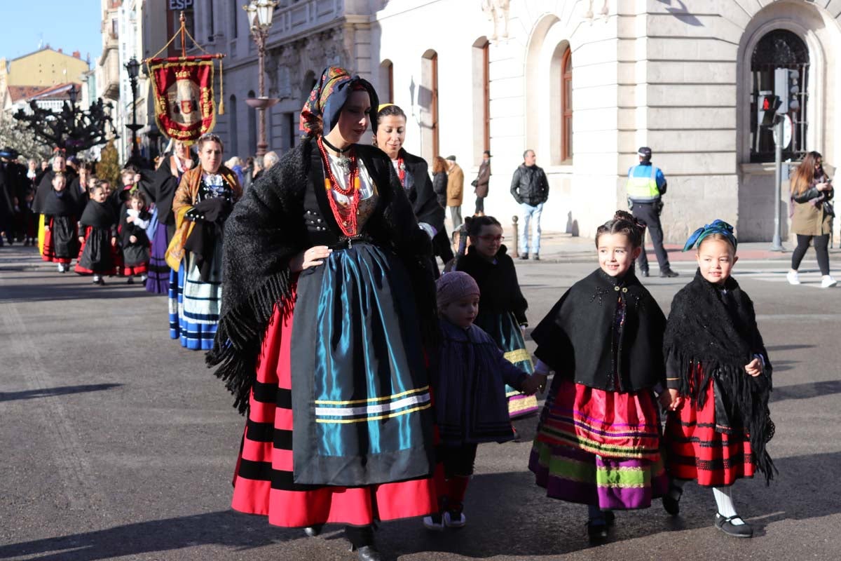 Miles de burgaleses honran a San Lesmes, patrón de la ciduad, en un soleado día en el que no faltan ni la tradición ni los roscos.