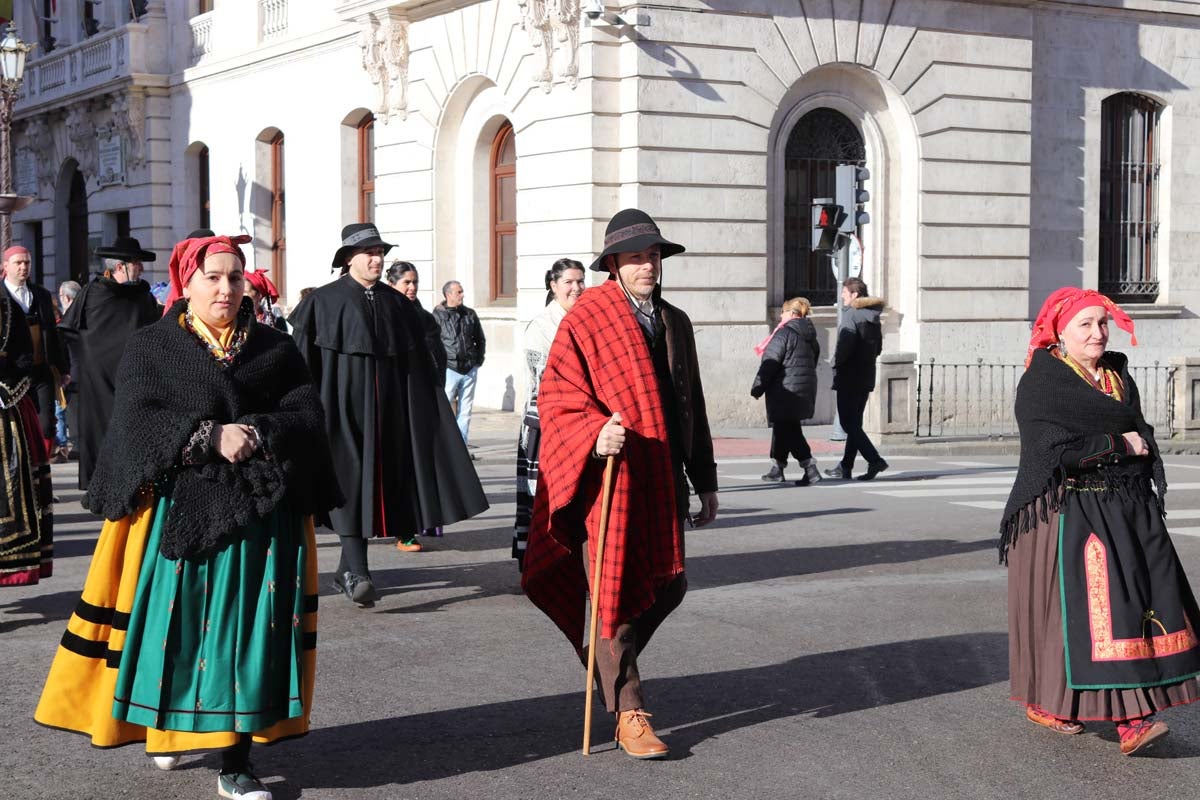 Miles de burgaleses honran a San Lesmes, patrón de la ciduad, en un soleado día en el que no faltan ni la tradición ni los roscos.