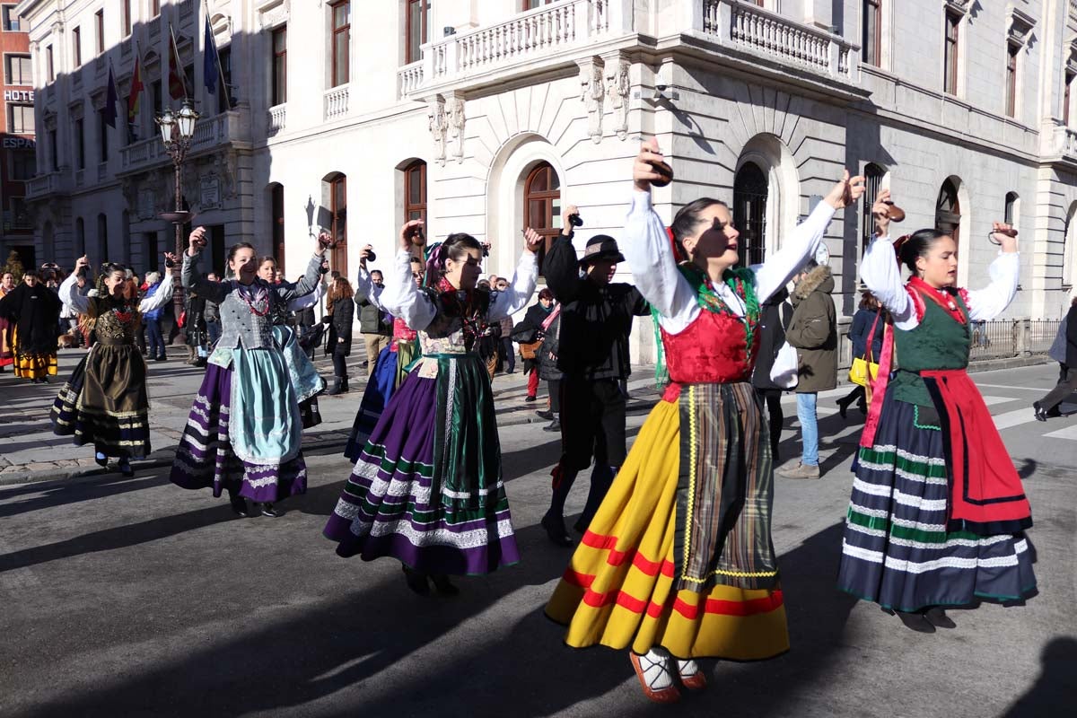 Miles de burgaleses honran a San Lesmes, patrón de la ciduad, en un soleado día en el que no faltan ni la tradición ni los roscos.