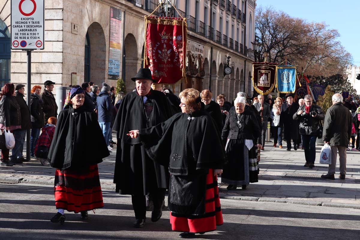 Miles de burgaleses honran a San Lesmes, patrón de la ciduad, en un soleado día en el que no faltan ni la tradición ni los roscos.