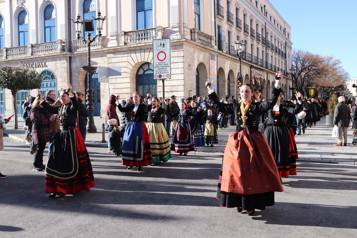 Miles de burgaleses honran a San Lesmes, patrón de la ciduad, en un soleado día en el que no faltan ni la tradición ni los roscos.