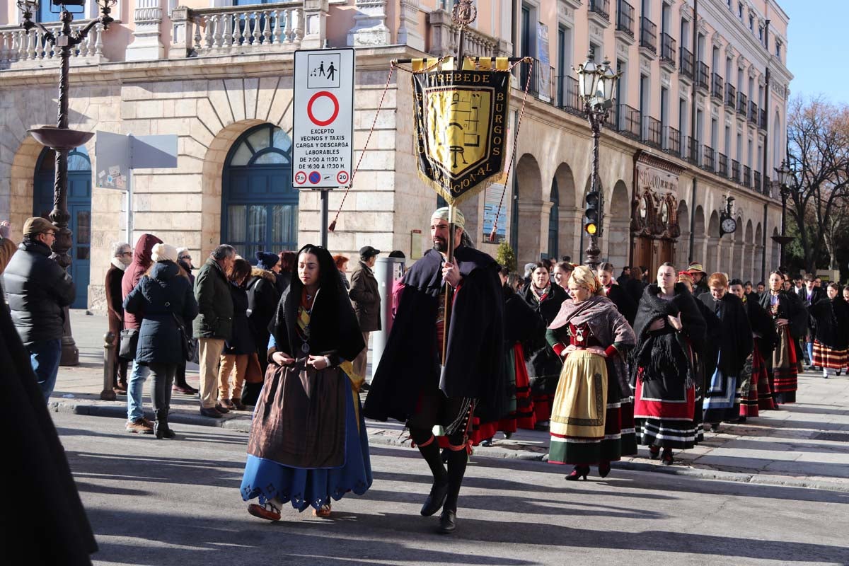 Miles de burgaleses honran a San Lesmes, patrón de la ciduad, en un soleado día en el que no faltan ni la tradición ni los roscos.