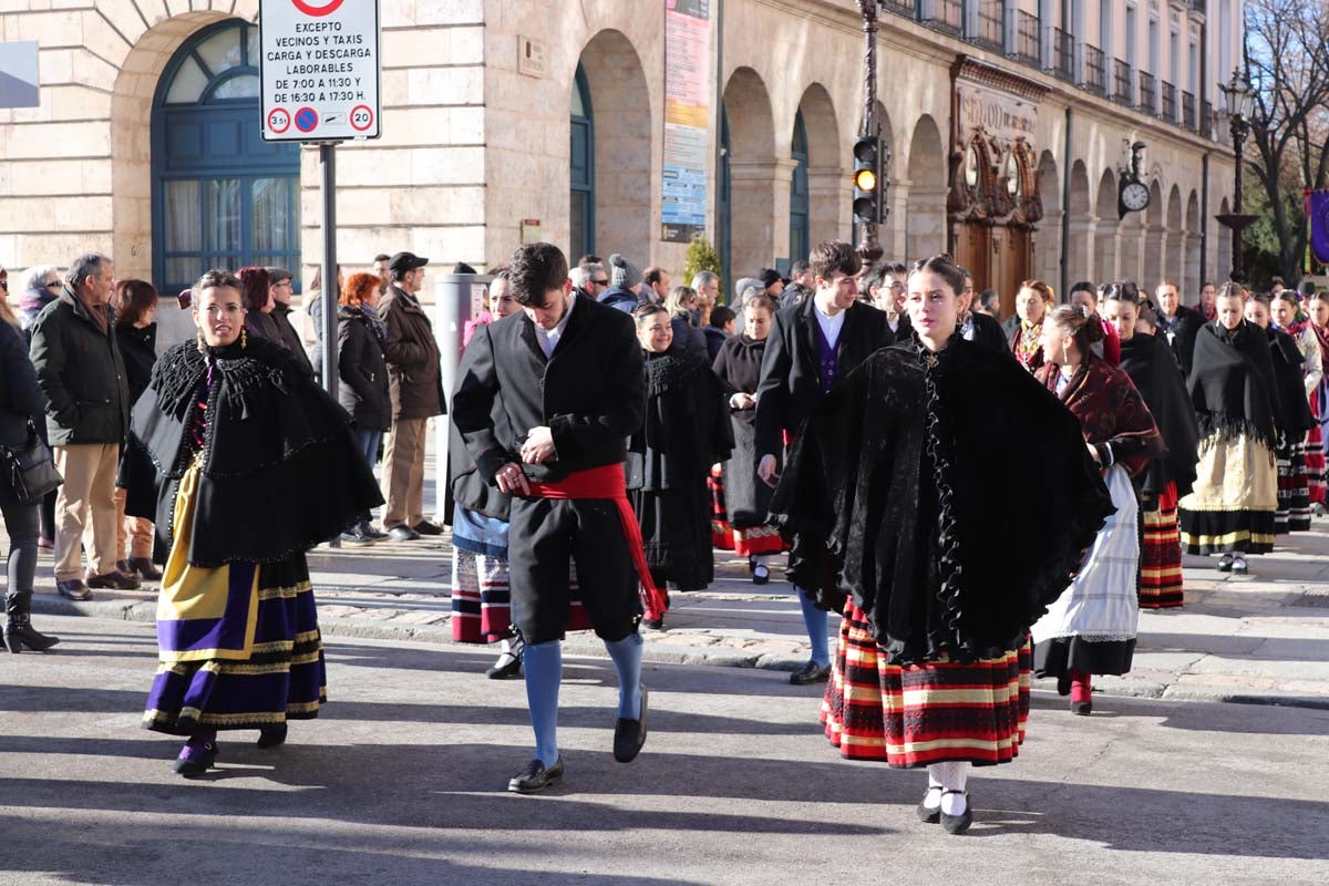 Miles de burgaleses honran a San Lesmes, patrón de la ciduad, en un soleado día en el que no faltan ni la tradición ni los roscos.