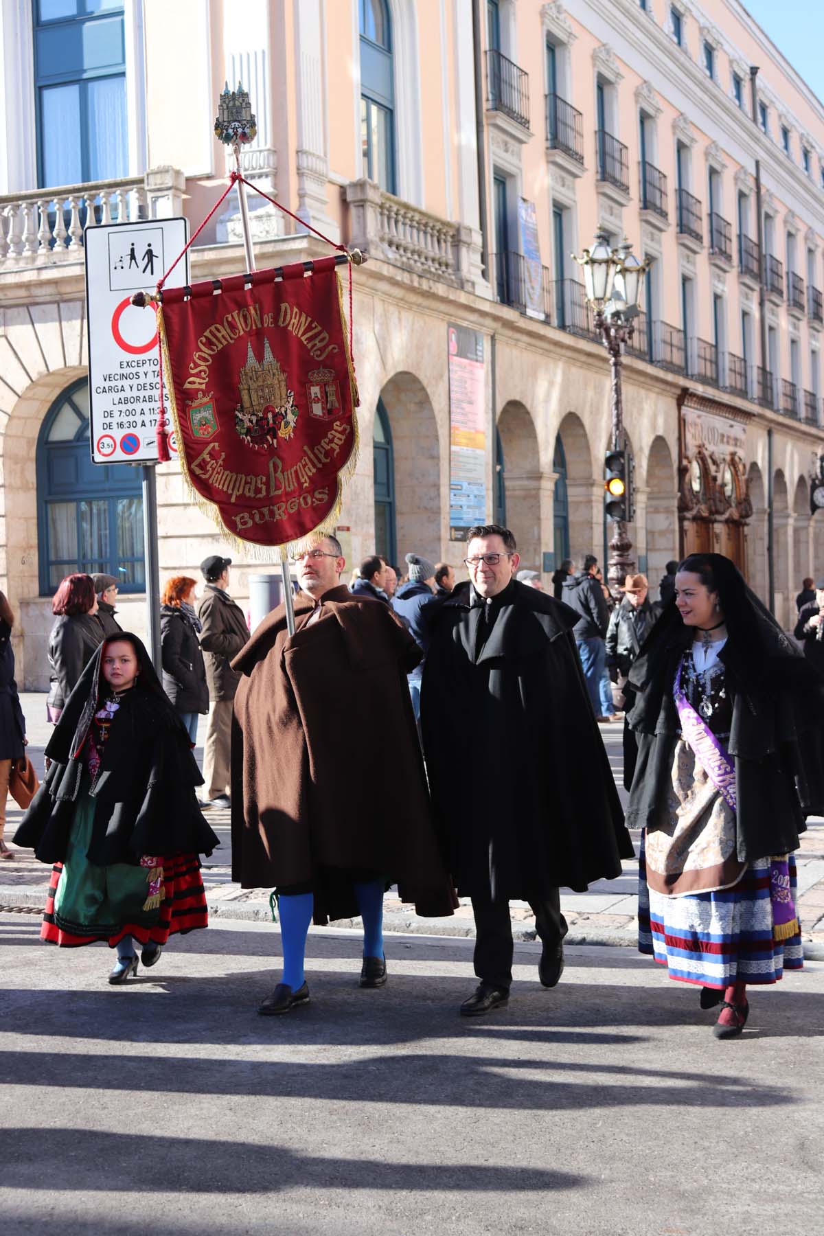 Miles de burgaleses honran a San Lesmes, patrón de la ciduad, en un soleado día en el que no faltan ni la tradición ni los roscos.