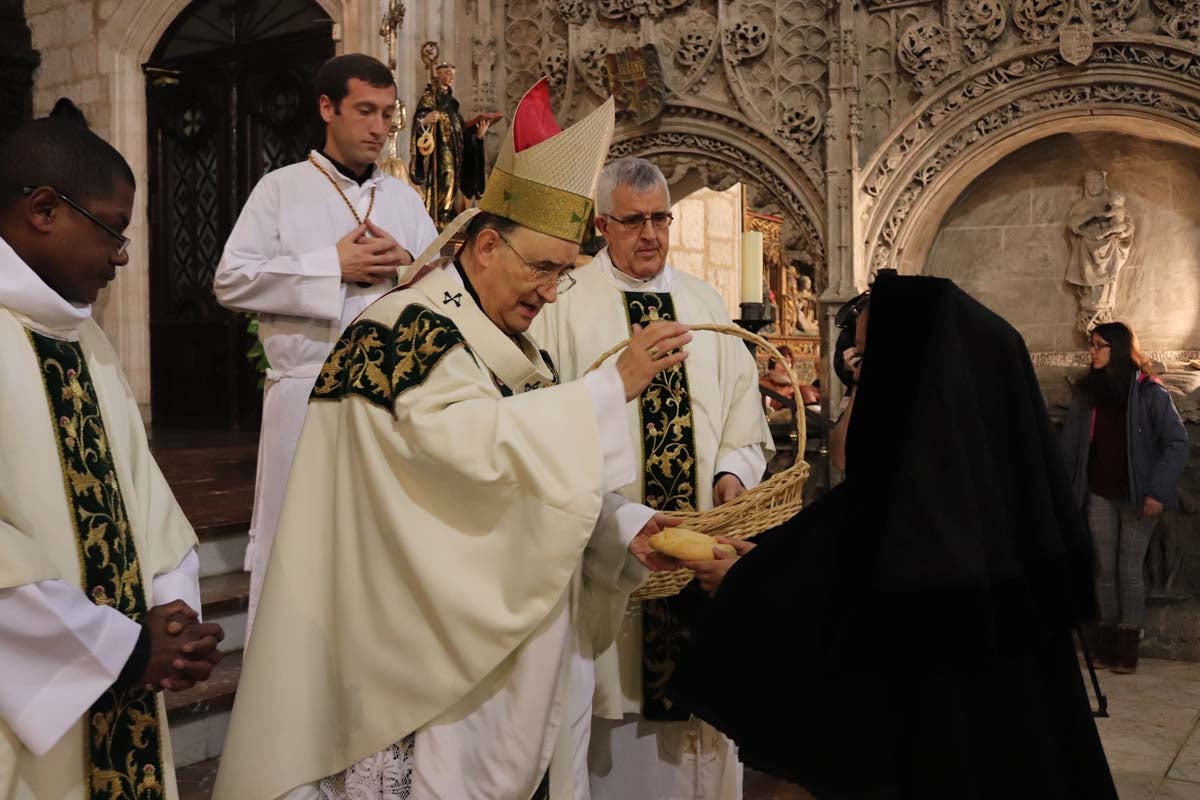 Miles de burgaleses honran a San Lesmes, patrón de la ciduad, en un soleado día en el que no faltan ni la tradición ni los roscos.