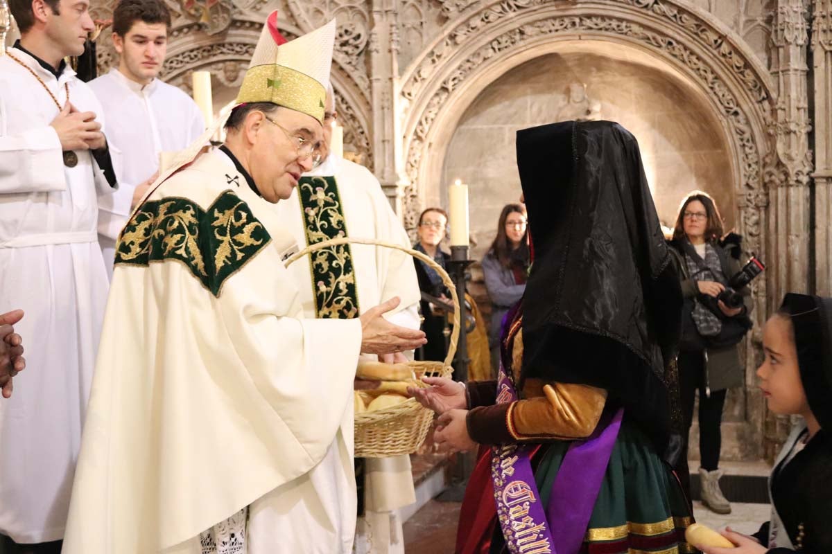 Miles de burgaleses honran a San Lesmes, patrón de la ciduad, en un soleado día en el que no faltan ni la tradición ni los roscos.