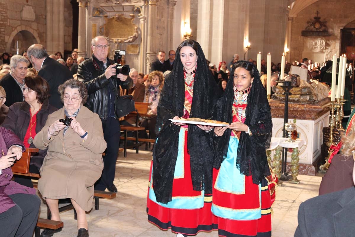 Miles de burgaleses honran a San Lesmes, patrón de la ciduad, en un soleado día en el que no faltan ni la tradición ni los roscos.