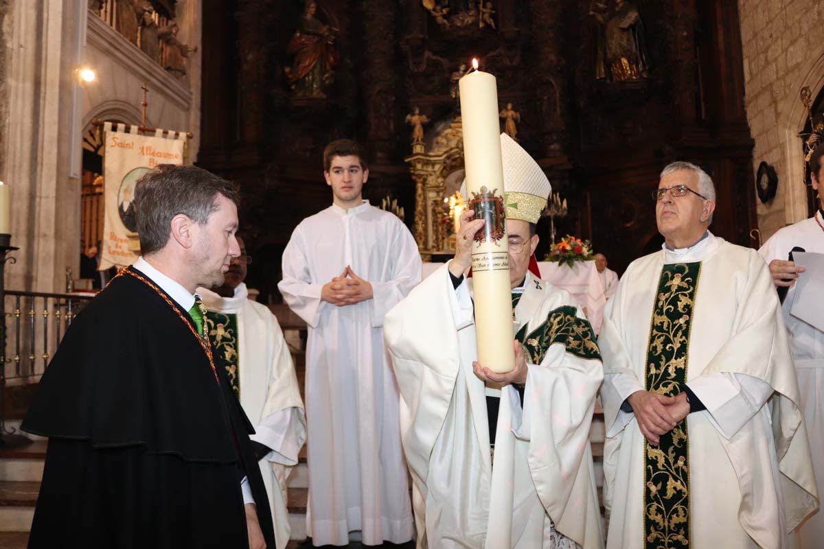 Miles de burgaleses honran a San Lesmes, patrón de la ciduad, en un soleado día en el que no faltan ni la tradición ni los roscos.