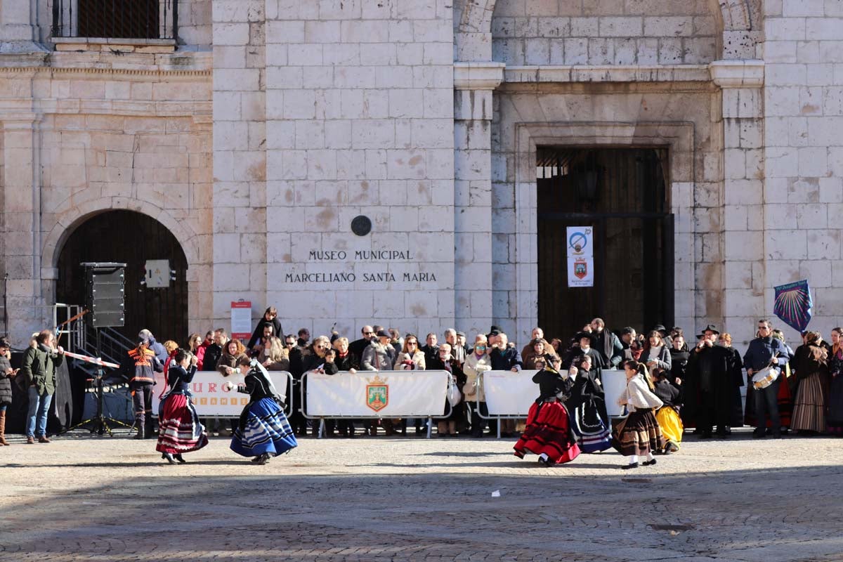 Miles de burgaleses honran a San Lesmes, patrón de la ciduad, en un soleado día en el que no faltan ni la tradición ni los roscos.