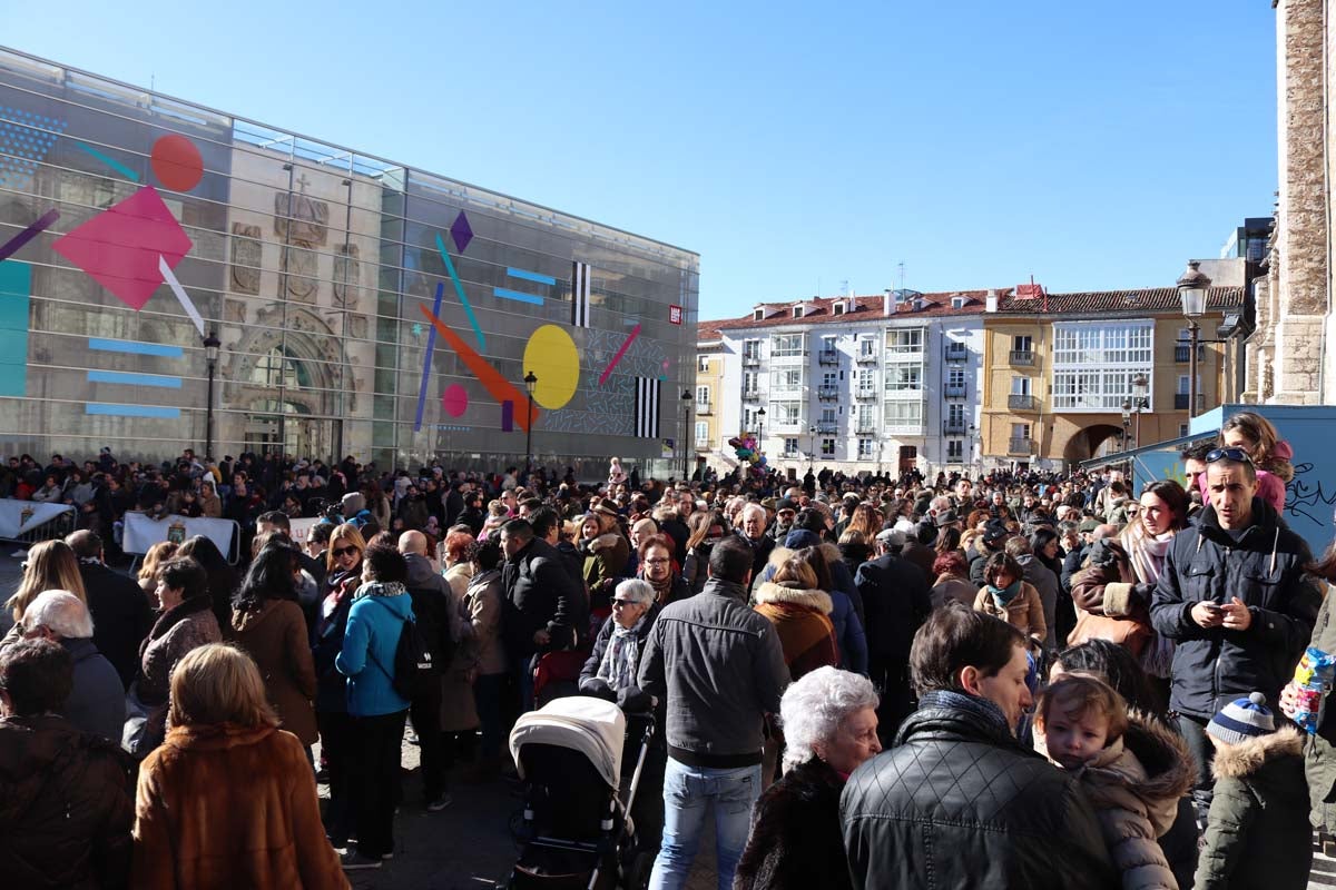 Miles de burgaleses honran a San Lesmes, patrón de la ciduad, en un soleado día en el que no faltan ni la tradición ni los roscos.