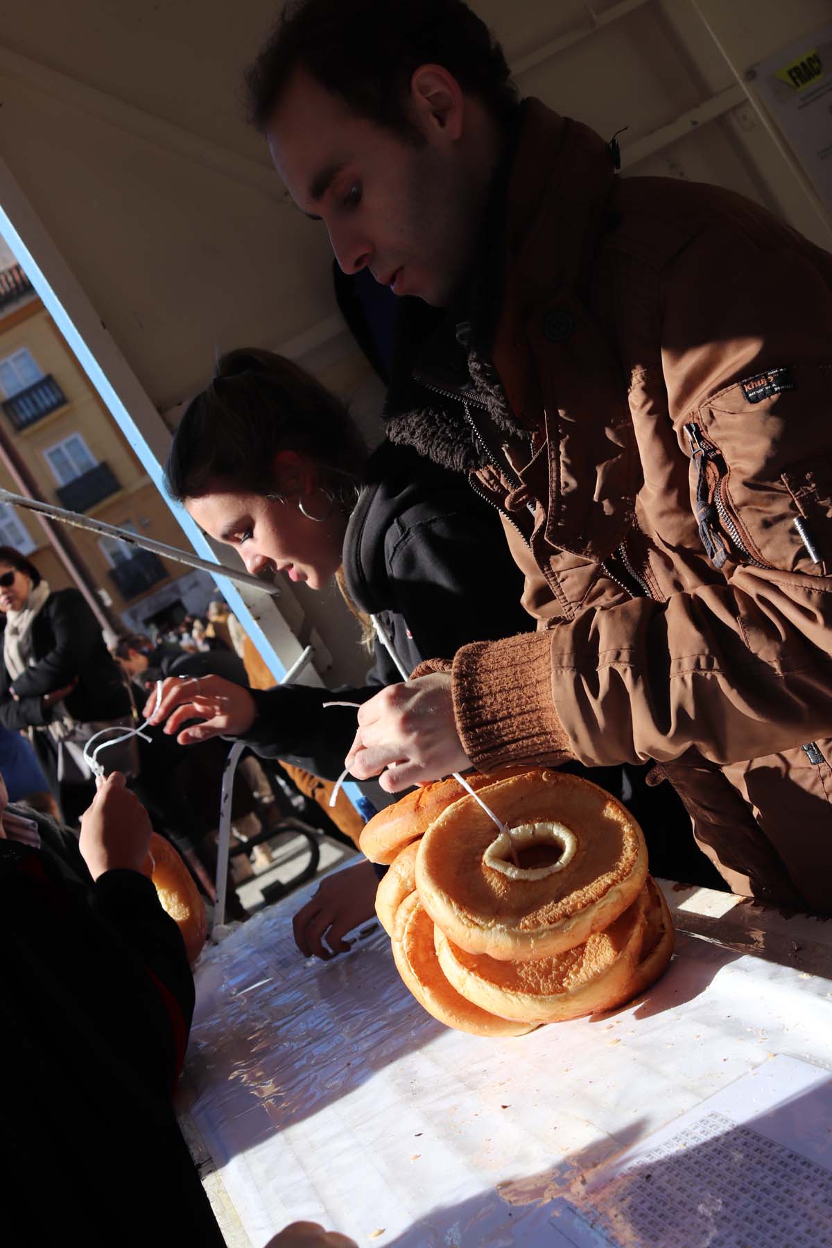 Miles de burgaleses honran a San Lesmes, patrón de la ciduad, en un soleado día en el que no faltan ni la tradición ni los roscos.