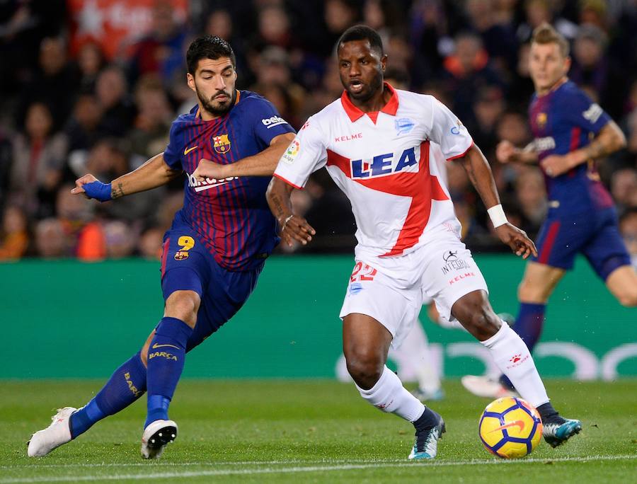 El líder remontó un gol del Alavés con goles de Luis Suárez y Messi, pero el árbitro se equivocó en dos jugadas clave a favor de los locales.