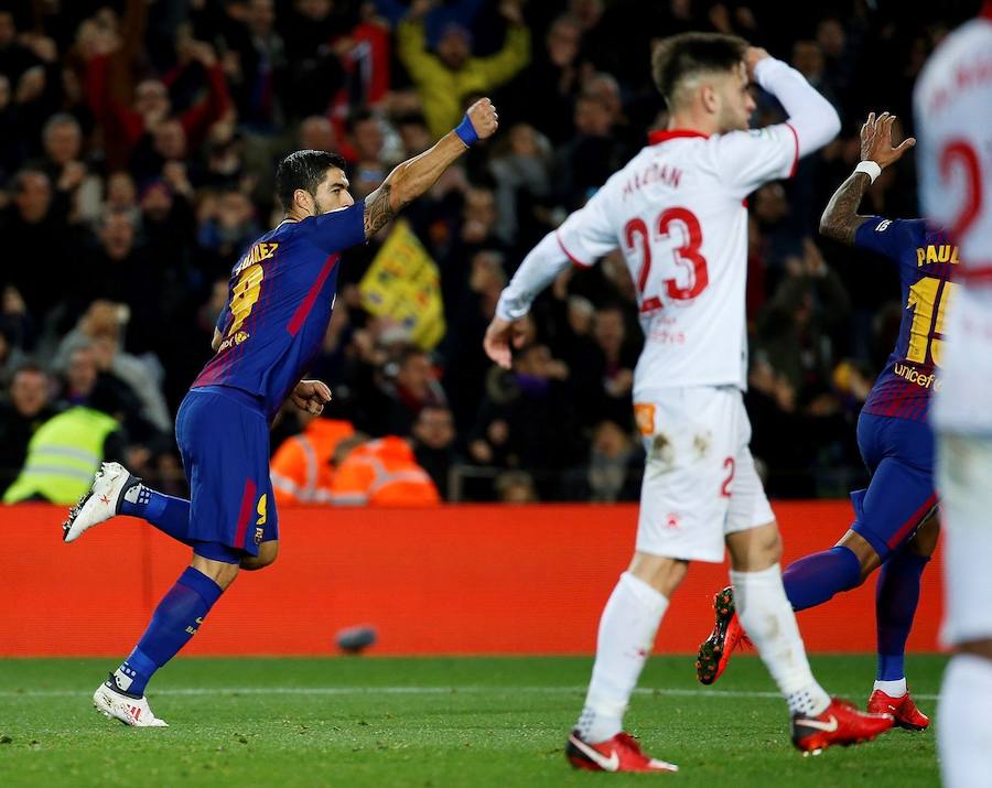 El líder remontó un gol del Alavés con goles de Luis Suárez y Messi, pero el árbitro se equivocó en dos jugadas clave a favor de los locales.