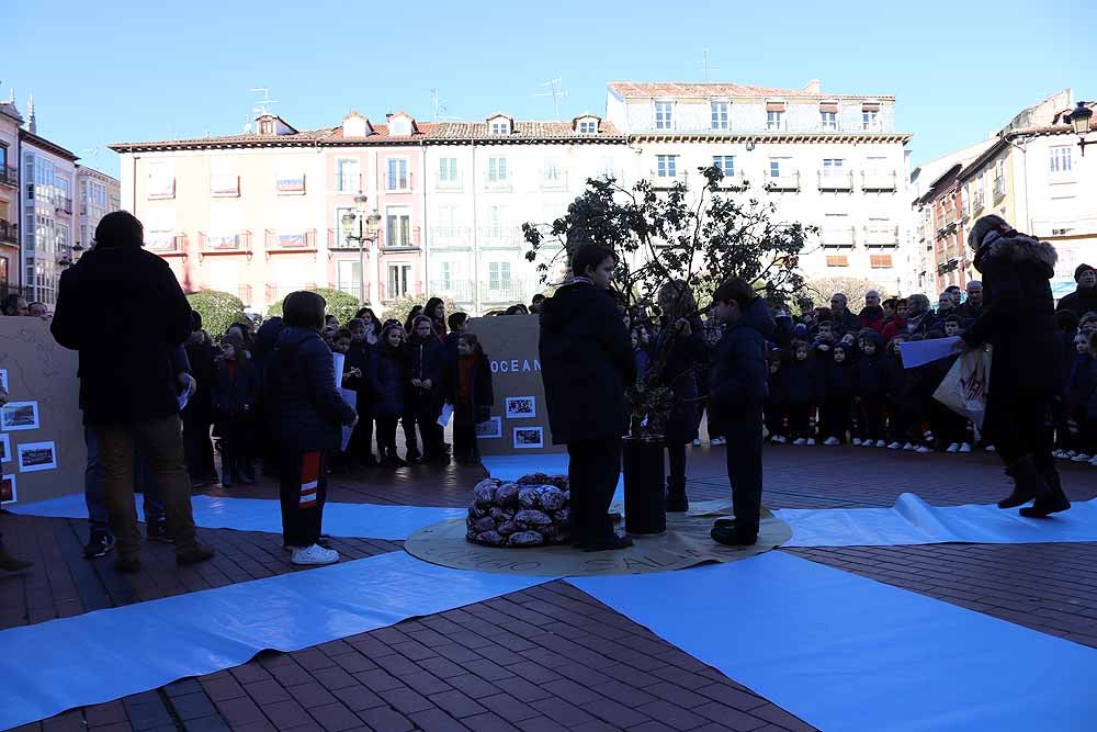 Alumnos y profesores del colegio han hecho una representación en la Plaza Mayor de Burgos