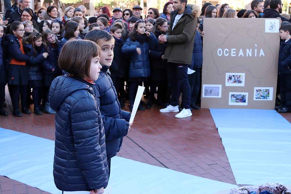 Alumnos y profesores del colegio han hecho una representación en la Plaza Mayor de Burgos