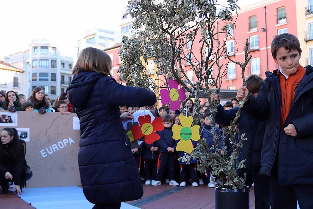 Alumnos y profesores del colegio han hecho una representación en la Plaza Mayor de Burgos