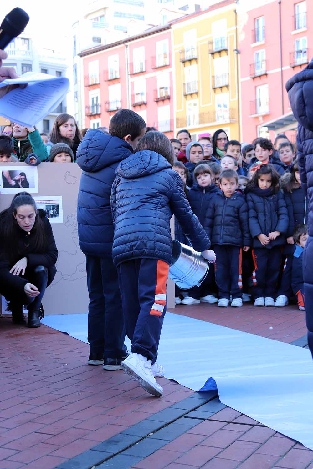 Alumnos y profesores del colegio han hecho una representación en la Plaza Mayor de Burgos