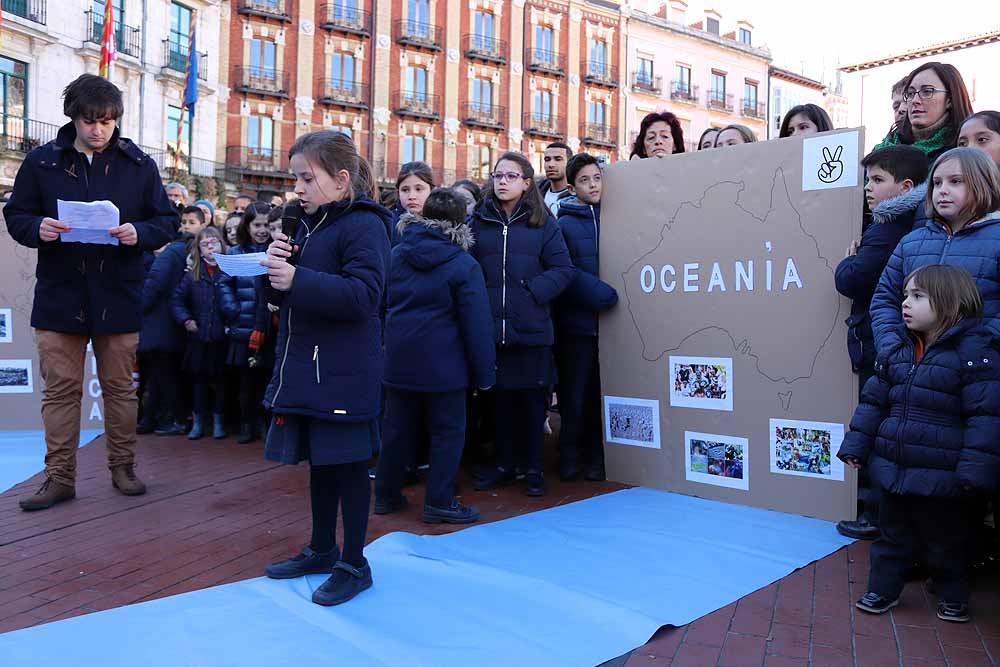 Alumnos y profesores del colegio han hecho una representación en la Plaza Mayor de Burgos