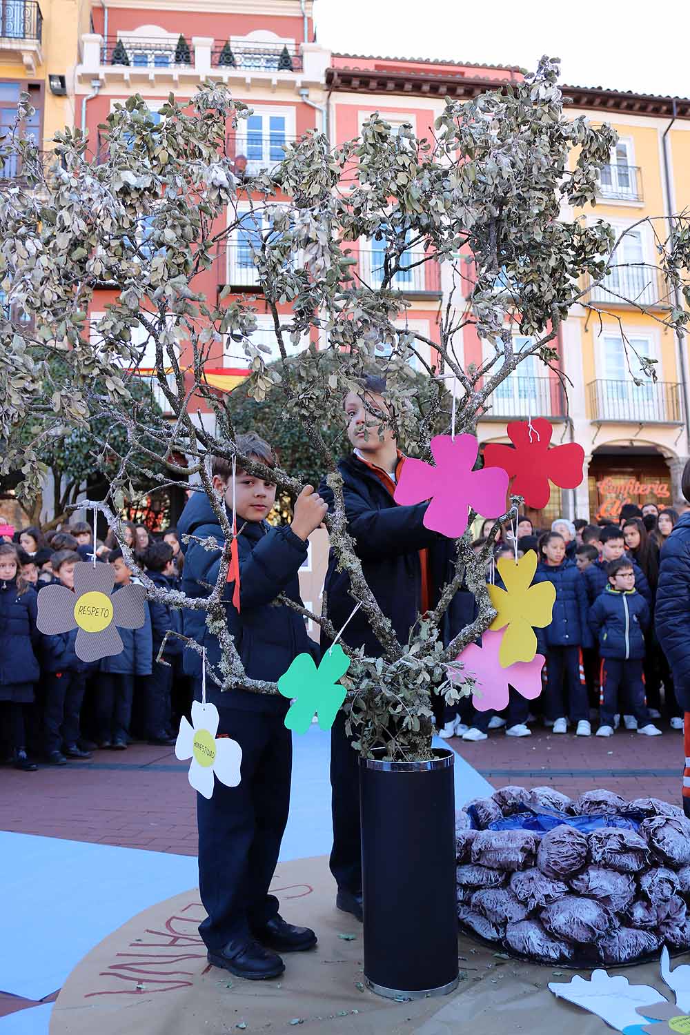 Alumnos y profesores del colegio han hecho una representación en la Plaza Mayor de Burgos