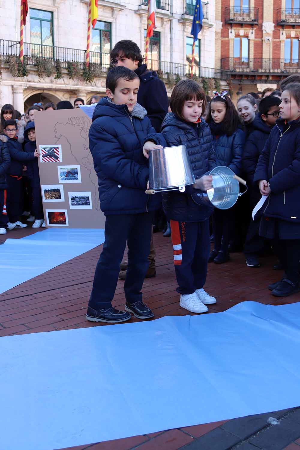 Alumnos y profesores del colegio han hecho una representación en la Plaza Mayor de Burgos