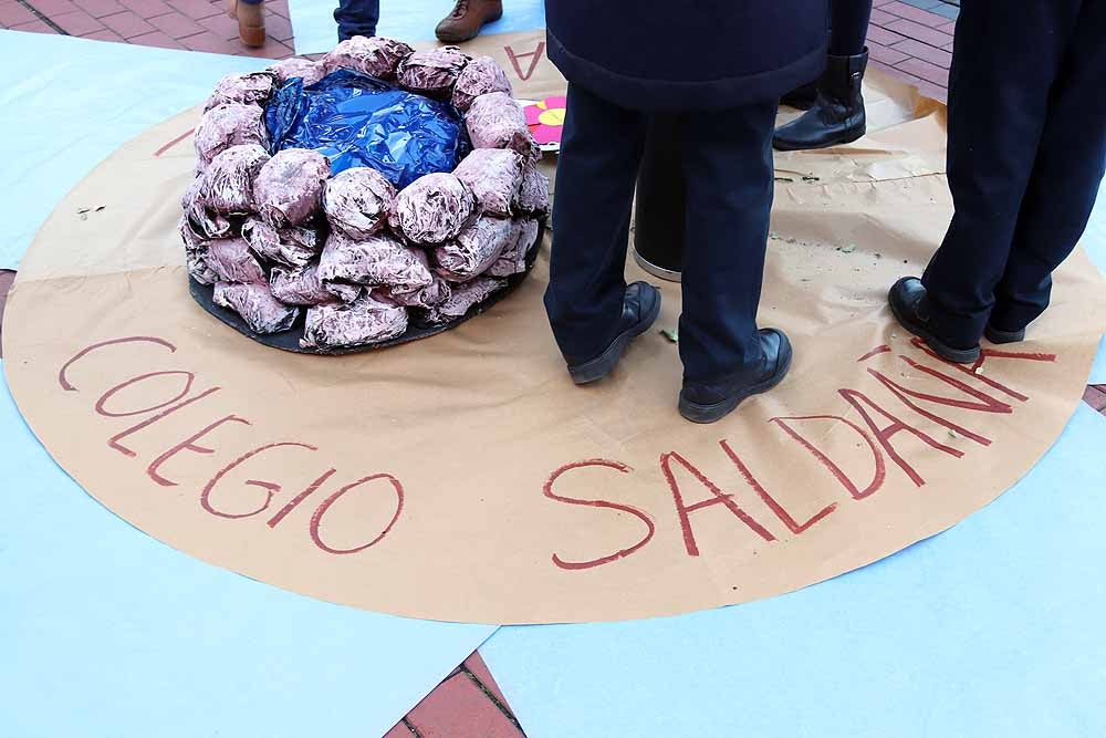 Alumnos y profesores del colegio han hecho una representación en la Plaza Mayor de Burgos