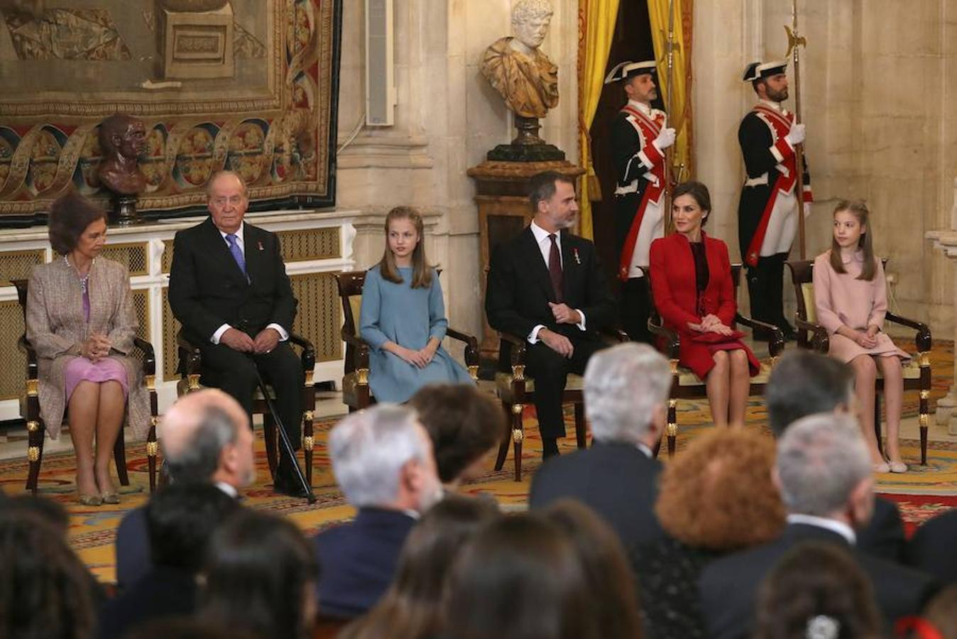 El Rey Felipe VI impone a la Princesa de Asturias el Collar del Toisón de Oro la máxima distinción que concede la Familia Real española.