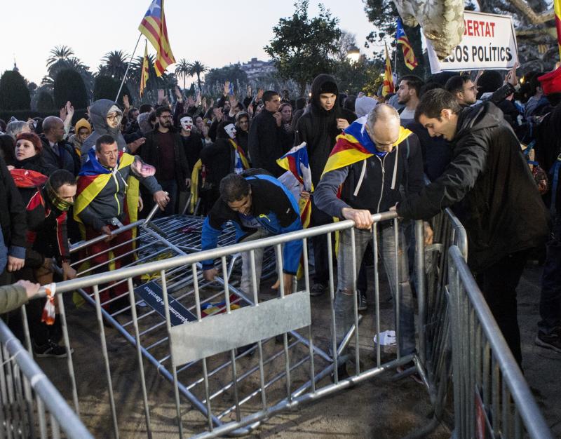 Un grupo de independentistas ha intentado derribar las vallas que protegen la puerta principal de acceso a la cámara catalana