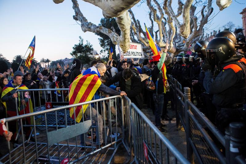 Un grupo de independentistas ha intentado derribar las vallas que protegen la puerta principal de acceso a la cámara catalana