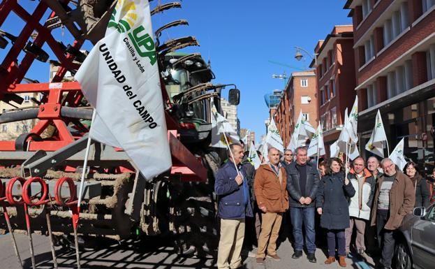 Concentración de UPA-COAG frente a la Jefatura Provincial de Tráfico