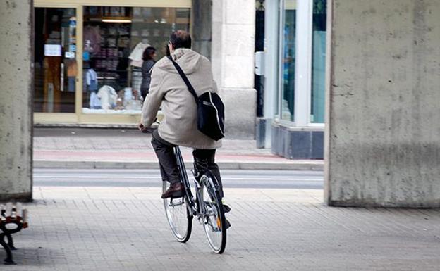 La convivencia entre bicicletas y otros medios de transporte genera conflictos