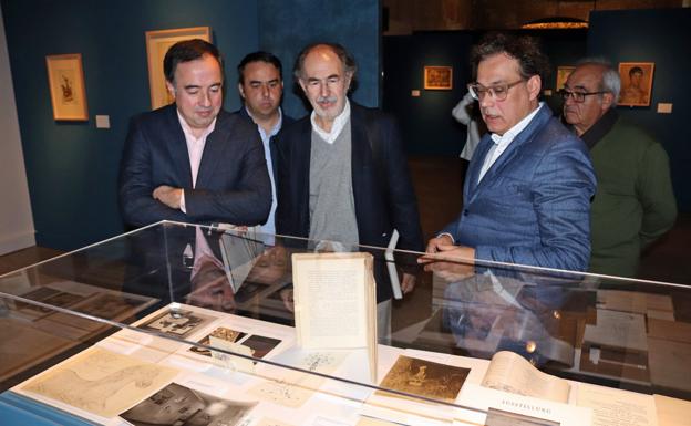 Responsables de la exposición contemplan algunos de los documentos literarios que creó Benjamín Palencia