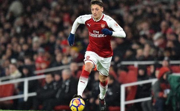 Mesut Özil, durante un partido en el Emirates. 