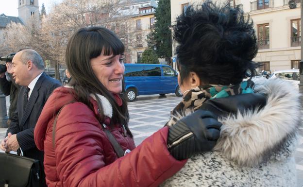 Marianela Olmedo (i), mujer y madre de las víctimas del doble crimen de Almonte.